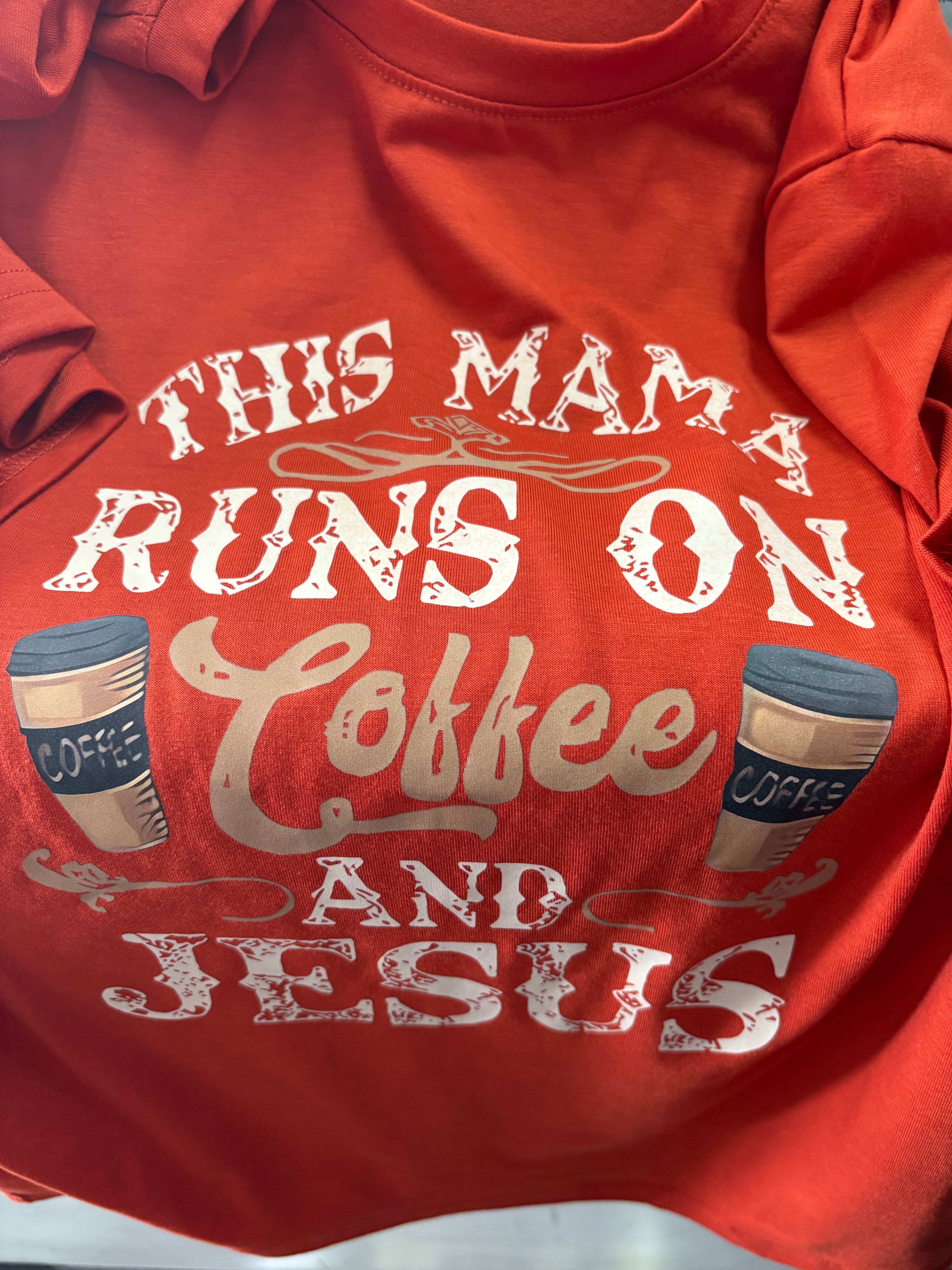 T-Shirt L "This Mama Runs On Coffee and Jesus"