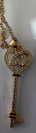 Luxury Gold Plated Alloy Twisted Heart Key Pendant Necklace